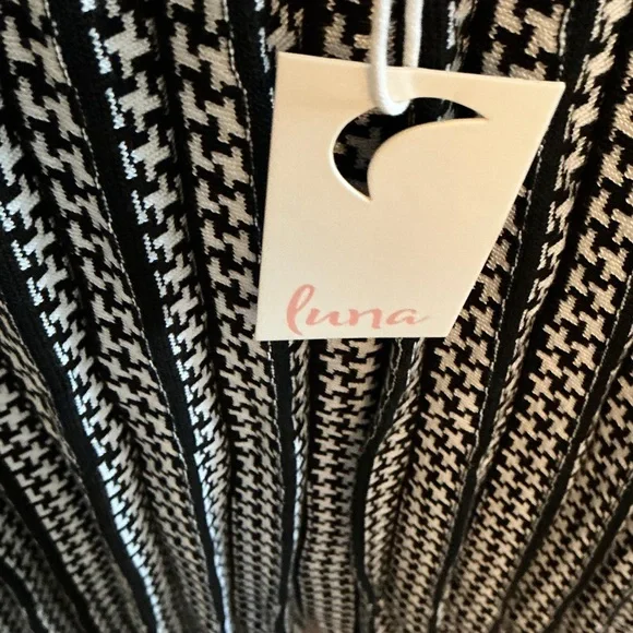 Black and White Pleated Houndstooth-Style Midi Skirt with Knit Waistband - Picture 2 of 3